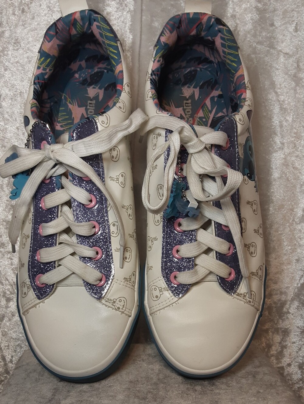 Disney Stitch Graphic White Low-Top Sneakers  Grownup With 4 Charms